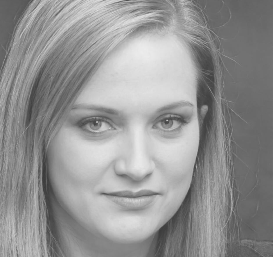 Portraitfoto von Mitarbeiterin